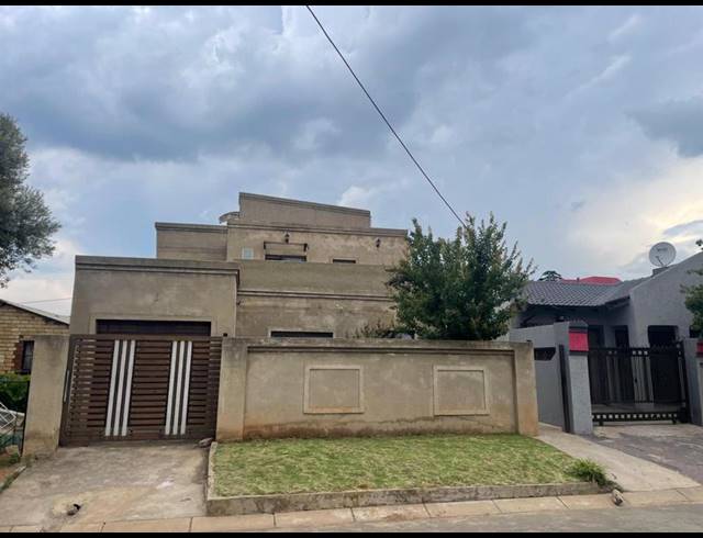 6 BEDROOM HOUSE FOR SALE IN MOROKA